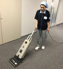 カーぺット床の掃除機掛け